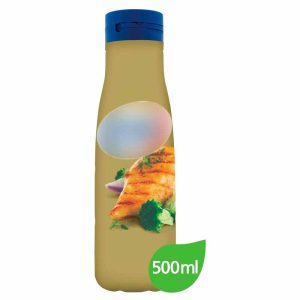 een fles met een inhoud van 500 ml. De fles heeft een blauwe dop en een bruine/beige body. Op de voorkant van de fles is een afbeelding van een gegrild stuk kip met groenten, zoals broccoli en ui, te zien. Boven de afbeelding van de kip is een ovale, wazige plek, mogelijk een logo of merknaam die vervaagd is. Rechtsonder op de fles staat een groen label met de witte tekst "500 ml". De fles lijkt ontworpen voor een saus of marinade