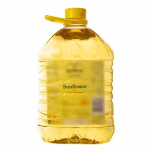 grote, doorzichtige plastic fles zonnebloemolie met een inhoud van 5 liter. De fles heeft een gele dop met een geïntegreerde schenktuit. Het etiket is geel met groene en rode tekst, waarop duidelijk "Sunflower Oil" staat vermeld. De overige details op het etiket zijn onscherp en moeilijk leesbaar. De olie in de fles heeft een heldere, goudgele kleur.