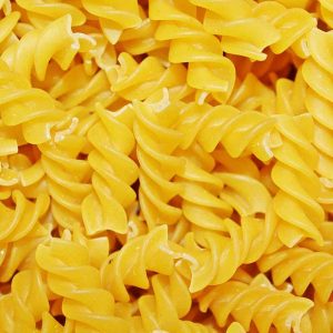 Een close-up van ongekookte gele rotini pasta macaroni